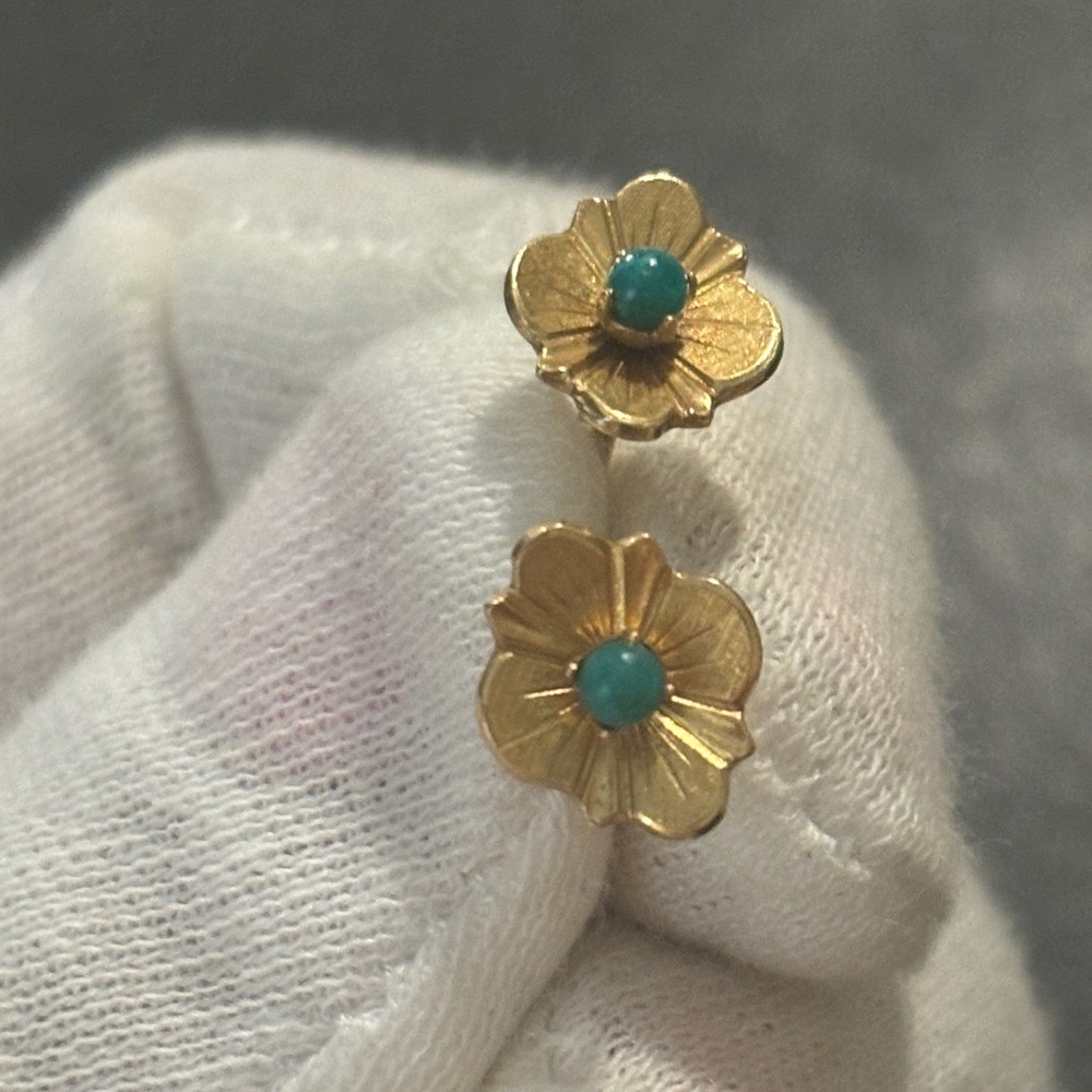 Vintage 14k gold flower with  green stone earrings